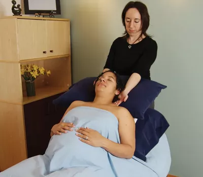 a female MT performing pectoral girdle deep tissue sculpting (on the levator scapulae).