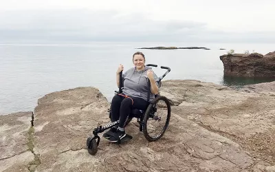 Picture of Erica Ladenthin by the ocean.