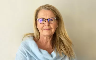 Headshot of Debra Persinger.