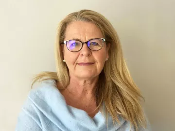 A headshot of Debra Persinger.